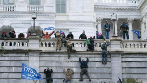 Manifestantes pro Trump trepando para entrar en el Capitolio