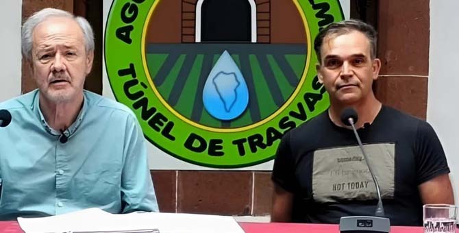 El ingeniero Carlos Soler, a la izquierda, y Pedro Monz&oacute;n, a la derecha, en una rueda de prensa de Agua para La Palma