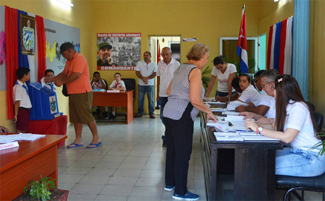 Votantes cubanos en la consulta sobre la nueva Constitución
