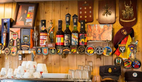 Parte de la simbología franquista, completada con varios escudos y símbolos de la Policía Nacional, en el interior del bar