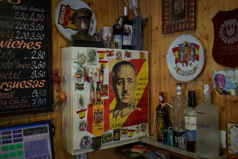 El mismísimo "Caudillo" velando por la tranquilidad de los parroquianos del bar