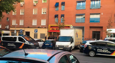 Varios vehículos policiales aparcados, en doble fila, frente al bar de "El Chino Franquista". Una clientela fiel