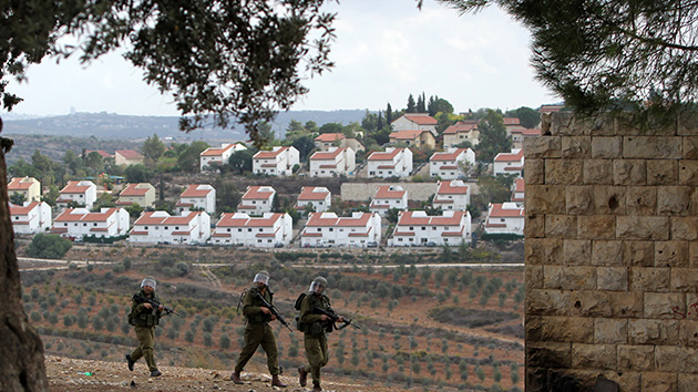 SOLDADOS EN UNO DE LOS ASENTAMIENTOS ILEGALES DE ISRAEL