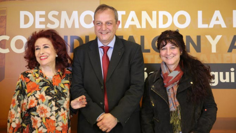 Lidia Falcón posando con el representante de la asociación ultracatólica Hazte Oír y Alicia Rubio, diputada del partido ultraderechista VOX en la Asamblea de Madrid