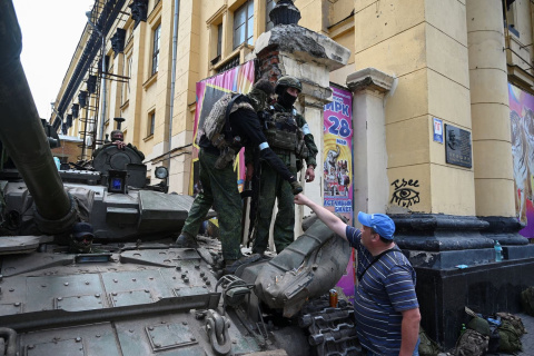 Un civil saluda a un mercenario de Wagner en Rostov.