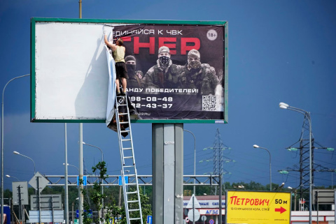 Retirada de un cartel de Wagner bajo el lema "Únete a Wagner" en una carretera de San Petersburgo (Rusia), este sábado
