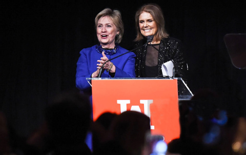 Gloria Steiner en campaña con la criminal de guerra Hillary Clinton