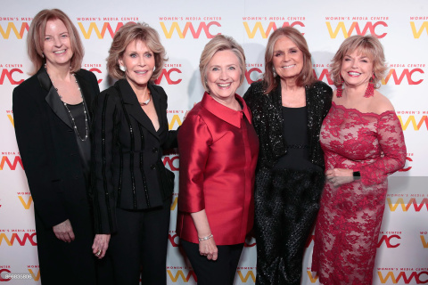 Gloria Steiner con Hillary Clinton, Jane Fonda y otras señoras de la alta sociedad estadounidense