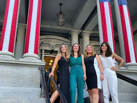 Irene Montero y su equipo posando orgullosas de haber sido recibidas en la Casa Blanca