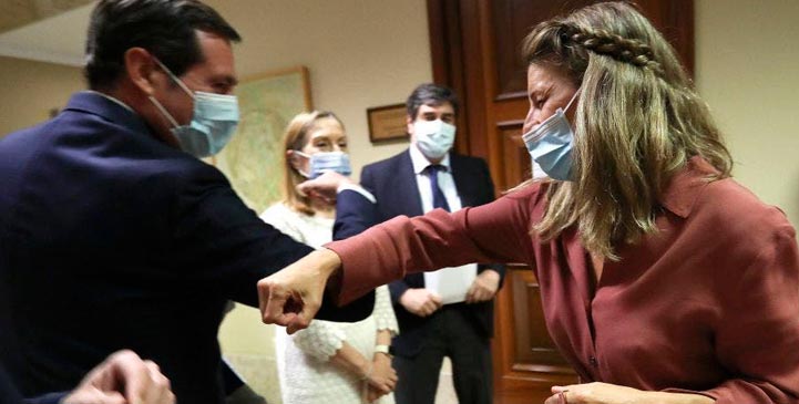 UN "ENTRAÑABLE" CHOQUE DE CODOS ENTRE LA MINISTRA DE TRABAJO, YOLANDA DÍAZ, Y EL PRESIDENTE DE LA CEOE, ANTONIO GARAMENDI