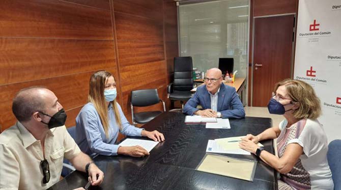 Representantes de la Asociación Covid Persistente Islas Canarias con el Diputado del Común