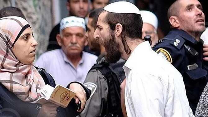 COLONO ISRAELÍ ENCARADO CON UNA MUJER PALESTINA EN CISJORDANIA