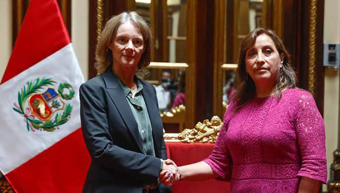 La embajadora de Estados Unidos en Perú, Lisa Kenna, con Dina Boluarte, autoproclamada nueva presidenta de Perú