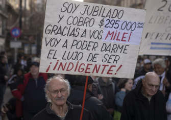 JUBILADOS ARGENTINOS BAJO ATAQUE: MILEI REPRIME Y HUNDE EN LA POBREZA A LA TERCERA EDAD